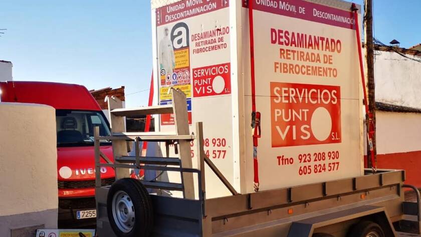 Transportando unidad móvil de descontaminación Viso Desamianta