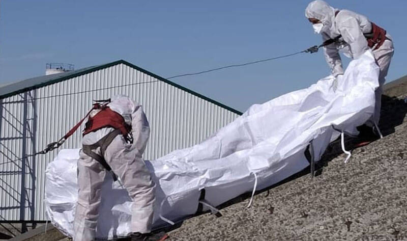 Trabajadores Viso Desamianta eliminando amianto en cubierta