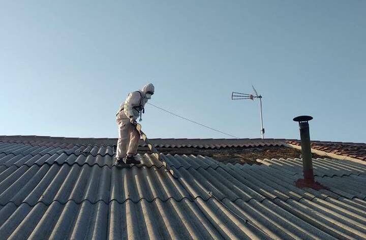 Trabajador Viso Desamianta con equipo de protección retirando amianto de techos de Avilés