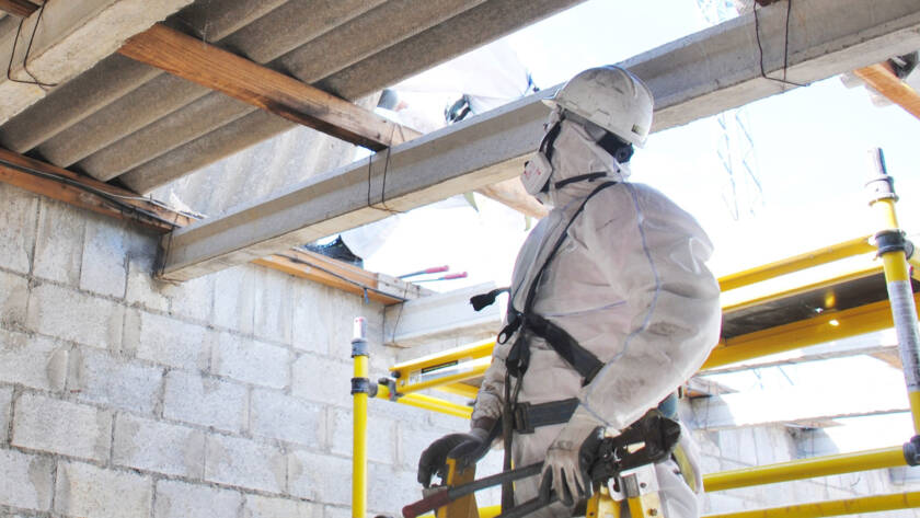 Trabajador Viso Desamianta eliminando amianto de cubiertas con equipo de protección