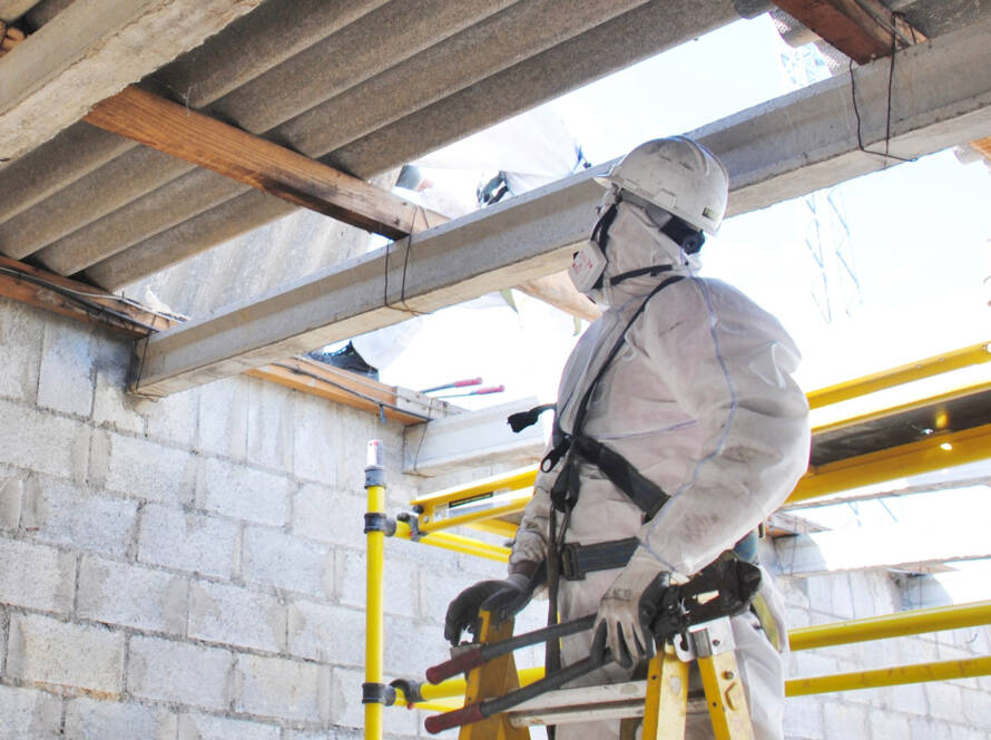 Trabajador Viso Desamianta eliminando amianto de cubiertas con equipo de protección