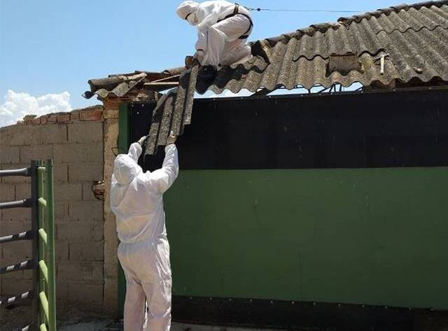 Trabajadores Viso Desamianta con equipo de protección retirando amianto de techos en Calera y chozas de Toledo
