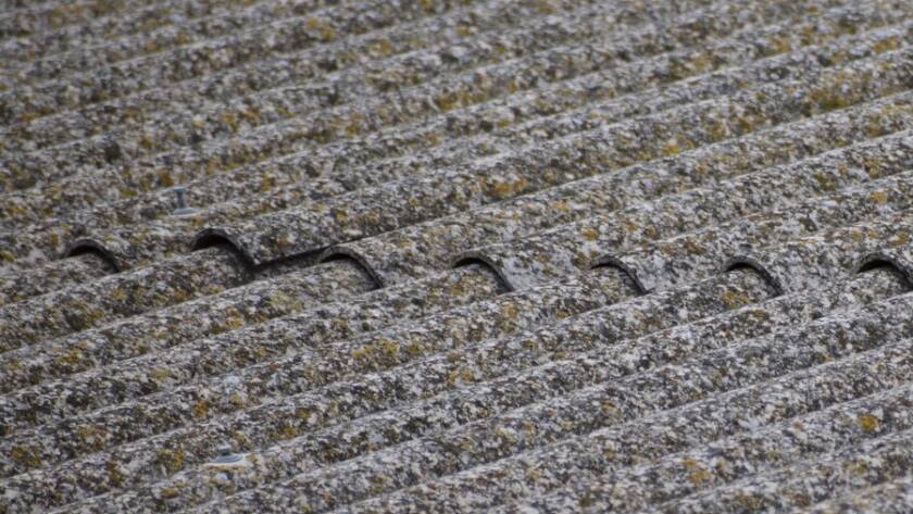 Tejado cubierto de uralita material peligroso Viso Desamianta