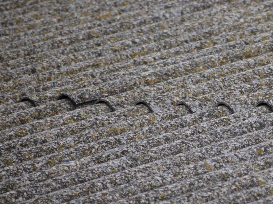 Tejado cubierto de uralita material peligroso Viso Desamianta