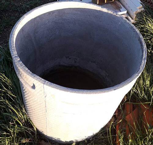 Retirando amianto del depósito de agua Viso Desamianta en una parcela