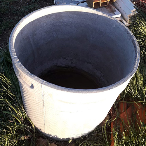 Retirando amianto del depósito de agua Viso Desamianta en una parcela