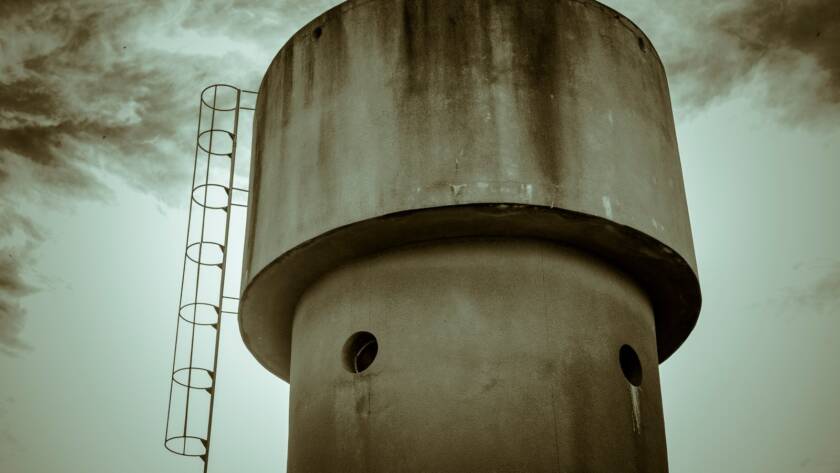 Depósito de agua con amianto y escaleras de acceso Viso Desamianta