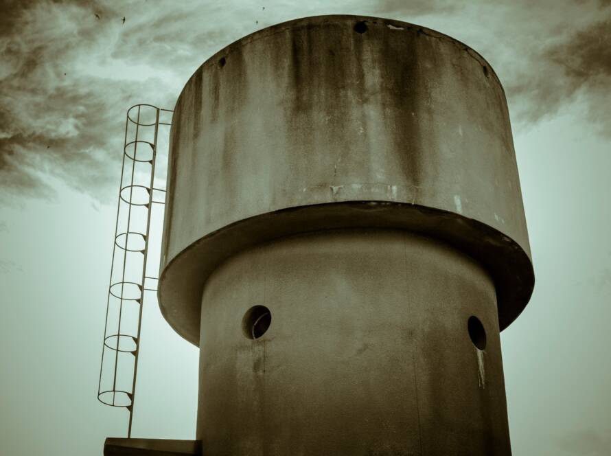 Depósito de agua con amianto y escaleras de acceso Viso Desamianta