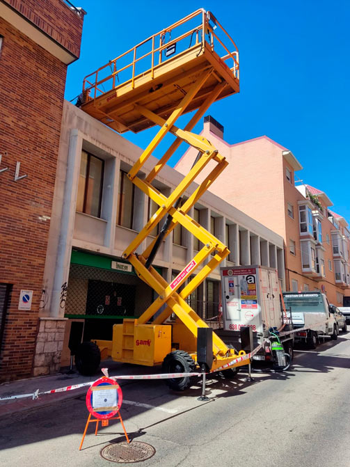 Grúa elevadora para facilitar las labores de desamiantado de los tejados de Madrid
