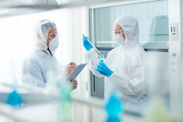 Trabajadores investigando amianto con equipos de protección Viso Desamianta