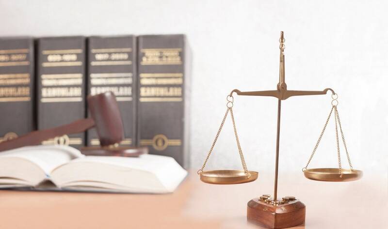 Libro, mazo y balanza judicial señalando la legislación para la retirada de amianto Viso Desamianta