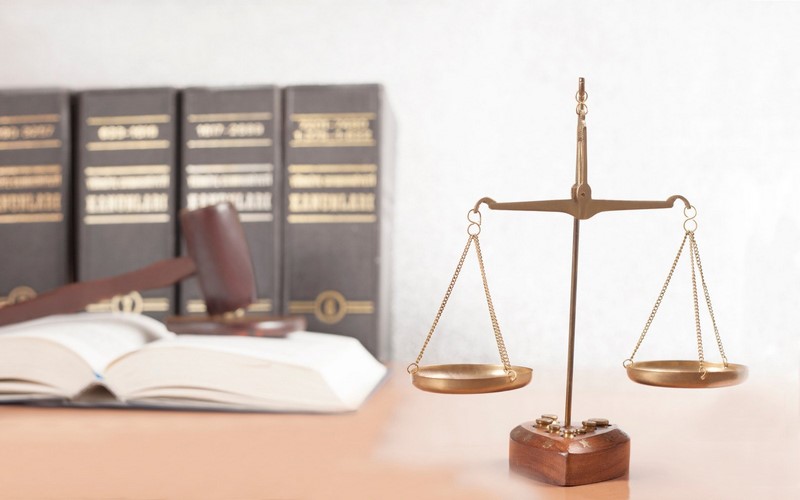 Libro, mazo y balanza judicial señalando la legislación para la retirada de amianto Viso Desamianta