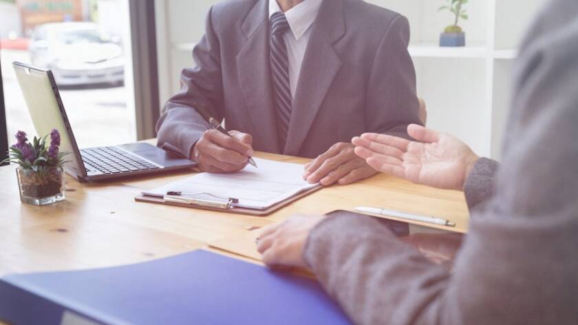 Persona responsable escribiendo el registro de empresas con riesgo por amianto Viso Desamianta