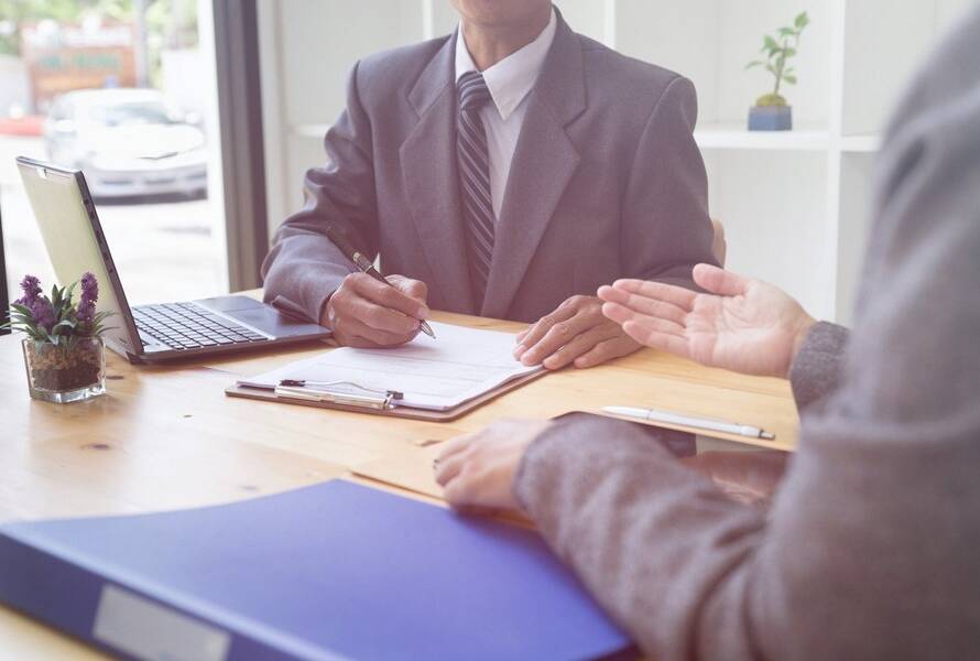 Persona responsable escribiendo el registro de empresas con riesgo por amianto Viso Desamianta