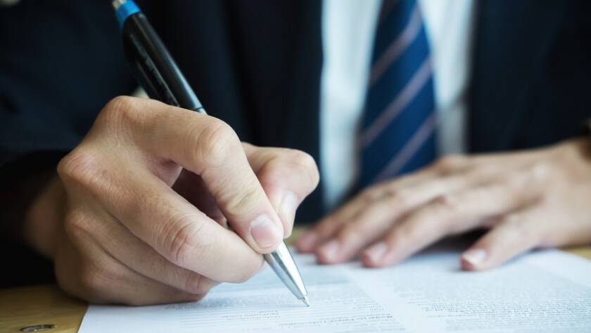 Persona responsable escribiendo el registro de empresas con riesgo por amianto Viso Desamianta