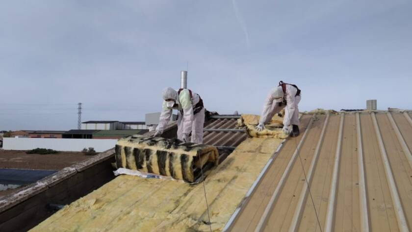 Trabajadores Viso Desamianta con equipo de protección eliminando amianto de techos de Valladolid