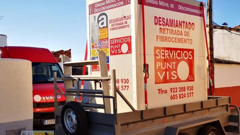 Transportando unidad móvil de descontaminación Viso Desamianta