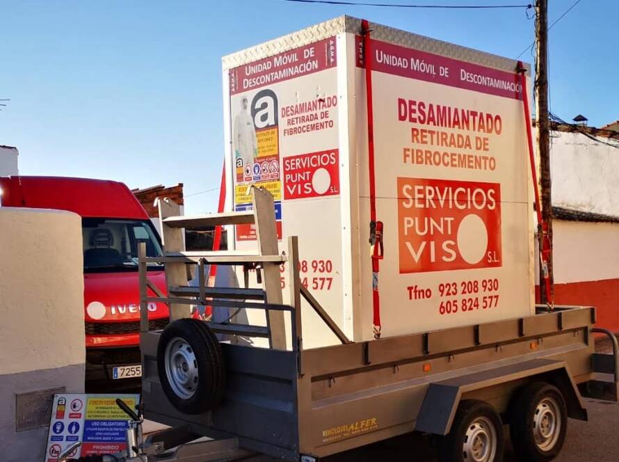Transportando unidad móvil de descontaminación Viso Desamianta