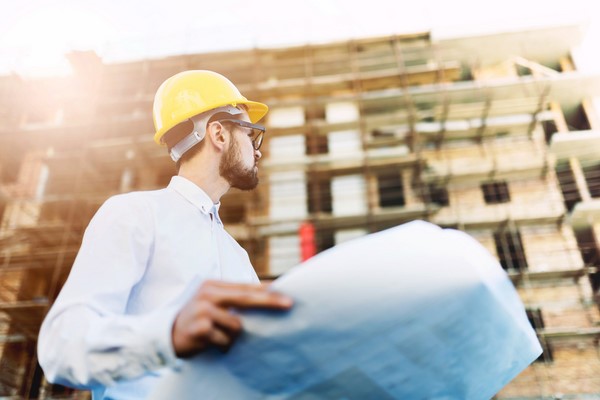 Persona responsable revisando edificio con amianto Viso Desamianta