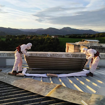 Trabajadores Viso Desamianta eliminando amianto en cubierta