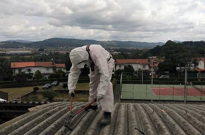 Trabajador Viso Desamianta en tejado eliminando amianto