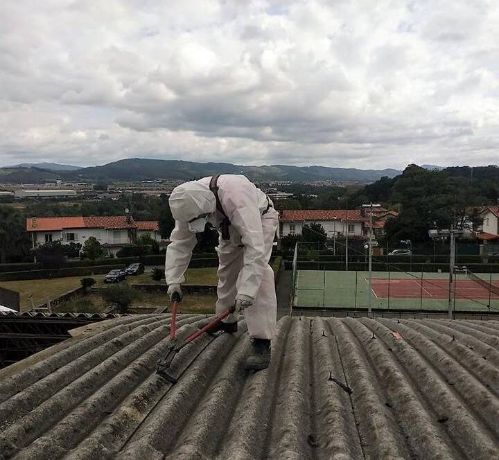 Trabajador Viso Desamianta en tejado eliminando amianto
