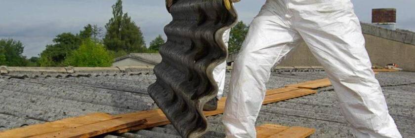 Trabajos de desamiantado con equipo de protección en Madrid Viso Desamianta