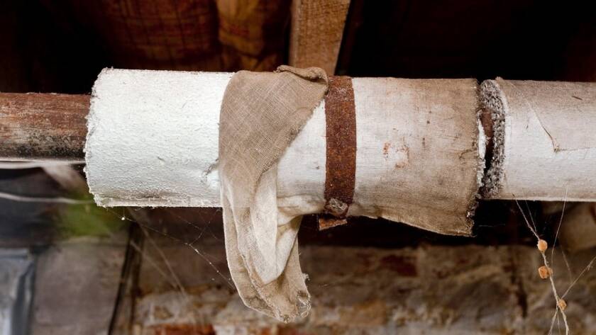 Retirando bajantes y tuberías de amianto Viso Desamianta en una obra