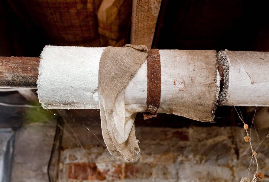 Retirando bajantes y tuberías de amianto Viso Desamianta en una obra