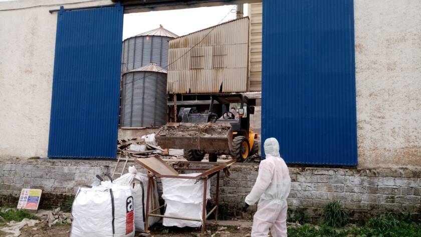 Trabajador Viso Desamianta con tractor eliminando residuos peligrosos