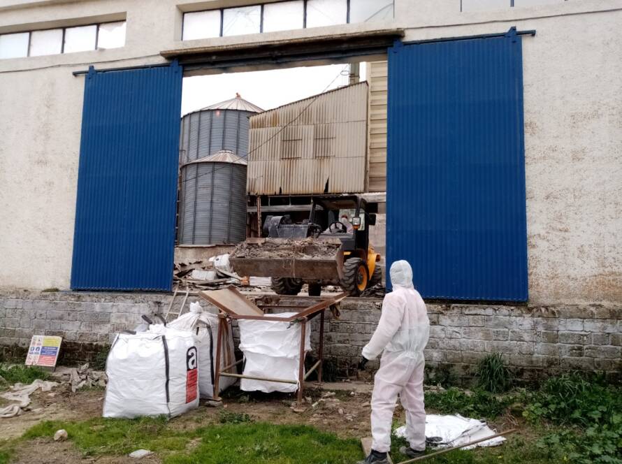 Trabajador Viso Desamianta con tractor eliminando residuos peligrosos